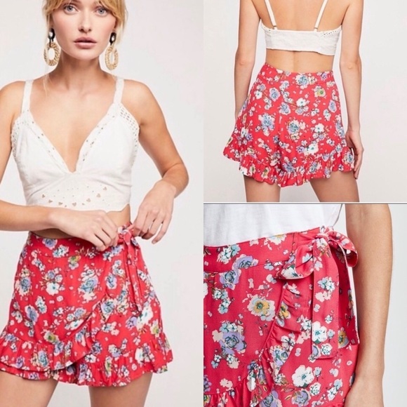 Free People Pants - 𝅺FREE People “Flirting Flours” Red Floral Printed Wrap Shorts Skort Size 6 EUC